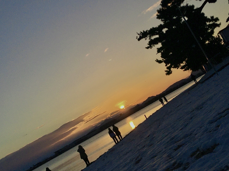 琵琶湖で初日の出を待ちわびる人々21 しがのフォトコン しがのフォトコン